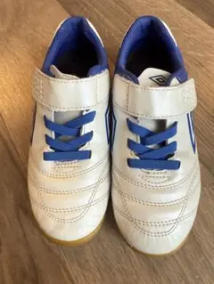 umbro フットサルシューズ ホワイト/ブルー18.5cm