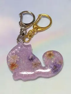 お花入り・薄紫の猫型キラキラレジンキーホルダー