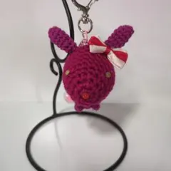 濃いピンク色のうさぎ型あみぐるみキーホルダー