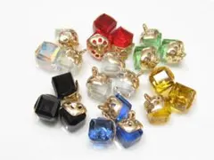 キューブ型　ガラスチャーム　パーツ　ピアス等に ７色×２個　合計１４個