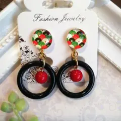 和風モチーフ フープピアス/イヤリング 赤いビーズ付き(ハンドメイド)