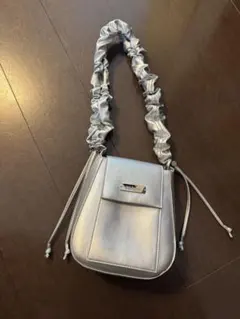 un/neu ギャザーハンドルサテンフラップバッグ