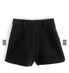 黒のテクスチャーショートパンツ