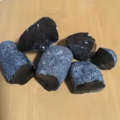 遠軽産黒曜石　 原石 ルース ３-６cm　６個セット黒一色４つと紅い模様入り2つ