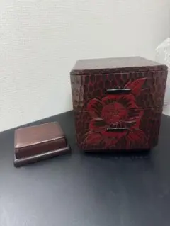 木製 小物入れ 花柄彫刻 2段 赤と黒
