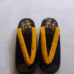 伝統的な花柄下駄 黒と黄色