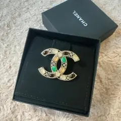 CHANEL ダブルC ラインストーン ロゴペンダント付きブローチ - メルカリ
