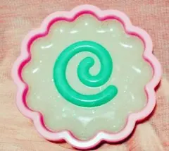 渦巻き模様の樹脂製皿 約10cm