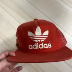 adidas レッド ロゴ入り キャップ
