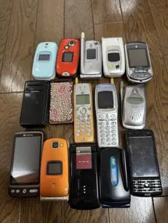携帯電話本体 ガラケー 等 まとめ売り 15台セット