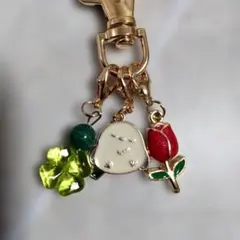 シマエナガと赤いチューリップと天然石のキーホルダー