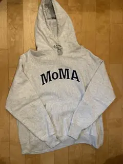 MoMA チャンピオン　フード付きグレーパーカー
