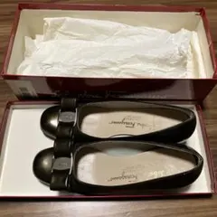Salvatore Ferragamo 黒 に近いリボン付きフラットシューズ