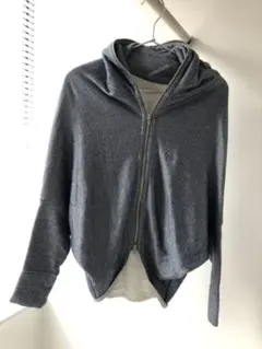 変形ジップパーカー