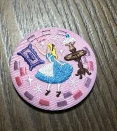 ディズニー　刺繍缶バッジ　アリス