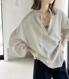 スキッパーネック ブラウスのサムネイル