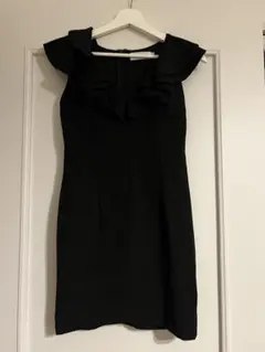 フリル付き黒タイトドレス