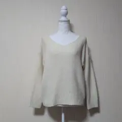 ジーユー　Ｖネックニットセーター(長袖)レディース　ホワイト　Mサイズ