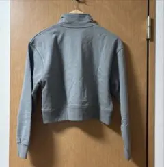 グレー ハーフジップ クロップドスウェット