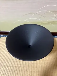 黒の円錐形陶器ボウル