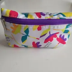 CLINIQUE（クリニーク）」のカラフルな花柄がデザインのポーチ
