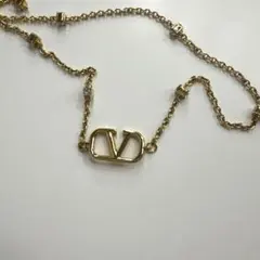 ヴァレンティノ　Vロゴ　シネグチャーネックレス