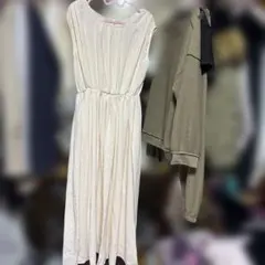 K*u様 アイボリー プリーツ ノースリーブワンピース