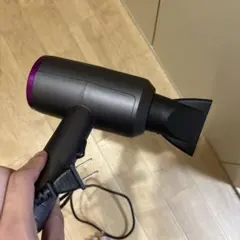 グレーとパープルのヘアドライヤー