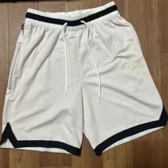 Nike DRY-FITホワイト ショートパンツ