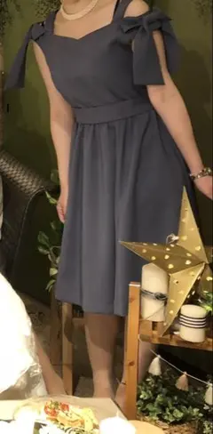 オフショルダーリボン付きひざ丈ワンピース