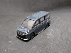 トミカ　トヨタ　ヴォクシー【細部塗装ありのためジャンク品】のサムネイル