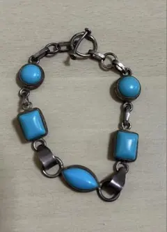 青いビーズのカジュアルブレスレット