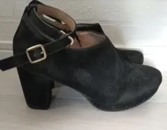 MAJESTIC LEGON 黒スエードアンクルストラップブーティ