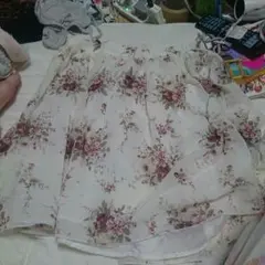 レストローズの花柄スカート