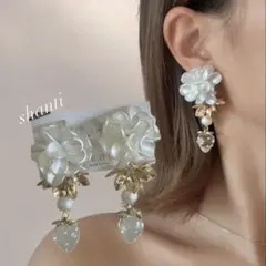 クリアいちごのアクセサリー　ピアス　イヤリング　フラワーピアスフラワーイヤリング