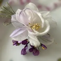 ホワイトとパープルのコサージュ染め花
