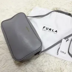 ✨保存袋付き✨フルラ リリー カメラバック 斜め掛け レザー グレー 肩掛け