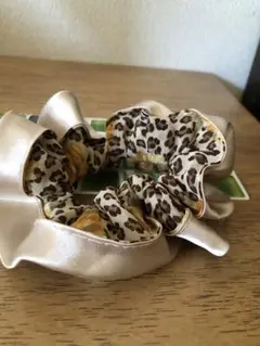 ベージュ サテン シュシュ ヘアアクセ