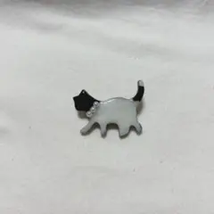1010ハンドメイド　猫モチーフ ブローチ パール調装飾