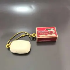 牛乳石鹸 ミニチュアチャーム　めじるしアクセサリー　ガチャガチャ　赤のサムネイル