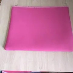 ピンクのファスナー付きポーチ