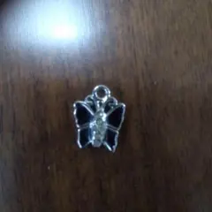 蝶のシルバーチャーム　ペンダントトップのみ