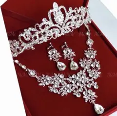 ブライダル　クリスタルティアラ・ネックレス・イヤリングセット　結婚式