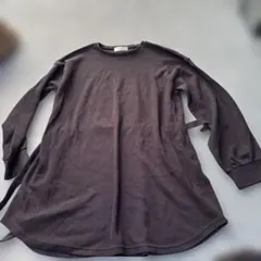 黒の長袖ラウンドネックトップス