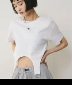 VIOLETTA ロゴ刺繍入りクロップドTシャツのサムネイル