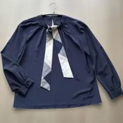 ブルーレーベルクレストブリッジ ハイネックボウタイブラウス ブルー 