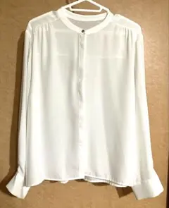 ＊美品＊［RAMIRAL］シルバーボタン付（隠しボタン）ノーカラーブラウス　44
