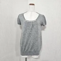 QUEENS COURT グレー パール付きニットトップス 半袖（2）