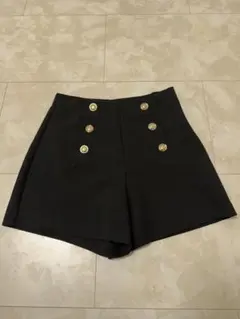 ZARA ボタン付き黒ショートパンツ M