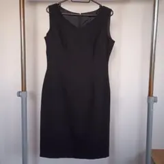 ブラックノースリーブタイトドレス